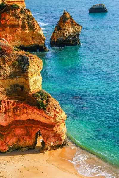 Kumlu plaj ile güzel Atlantik okyanusu görünümü ufuk, kayalar bir — Stok fotoğraf