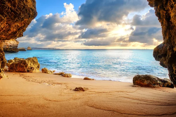 Gyönyörű Atlanti-óceán kilátás horizonton homokos strand, sziklák és — Stock Fotó