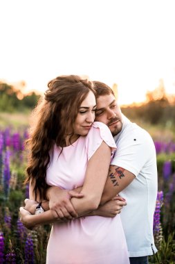 Lupines alanında sarılma Mutlu romantik çift