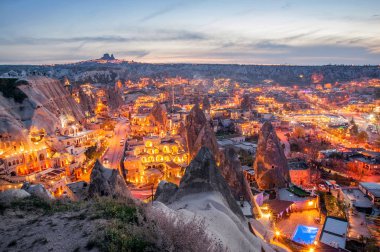 Güzel manzara Göreme, Kapadokya, Türkiye gün batımında. Ünlü cent