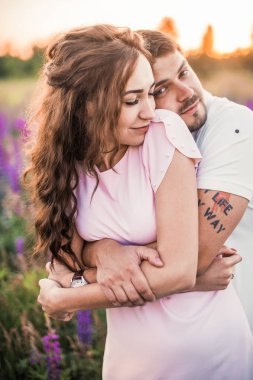 Lupines alanında sarılma Mutlu romantik çift