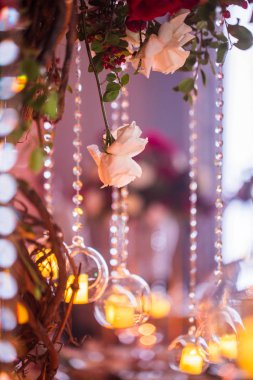 çiçeklerle düğün süslemeleri. ziyafet dekor. yumuşak odaklı resim