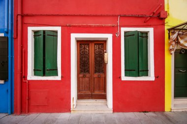 İtalya, Burano 'daki ünlü renkli binalar