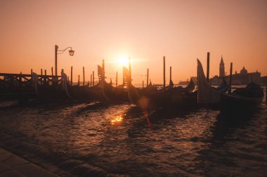 gün doğumunda ünlü gondol siluetleri. Venedik, İtalya. pictur