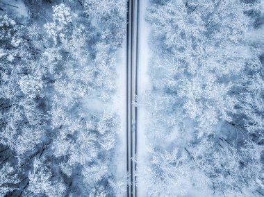 Mounta'da kış yolunun havadan görünümü ve ormanın yanından geçen arabalar