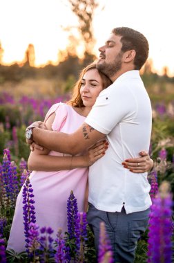 Lupines alanında sarılma Mutlu romantik çift