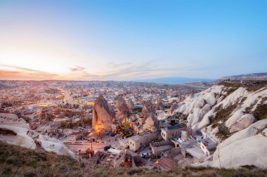Göreme, Kapadokya, Türkiye gün batımında. Balon f ünlü merkezi