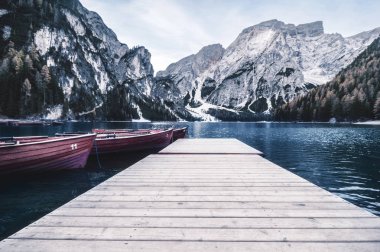 en ünlü ve turistik İtalyan dağ gölü. Lago di Braies
