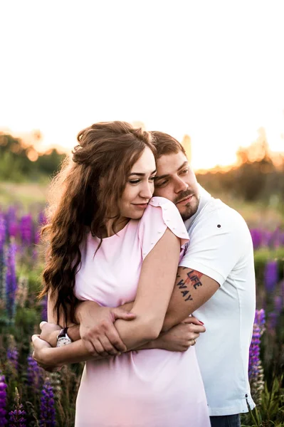 Lupines alanında sarılma Mutlu romantik çift