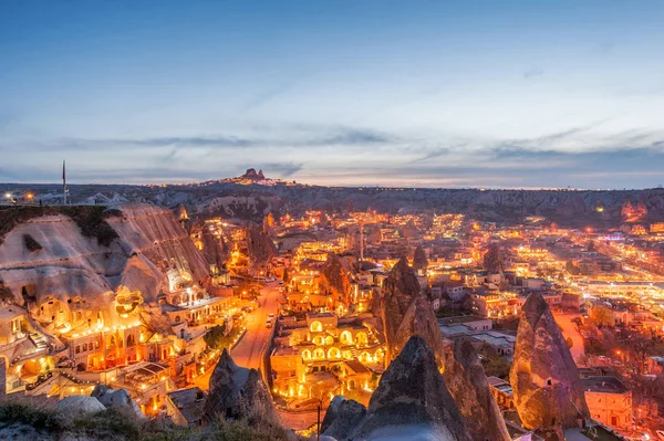 Güzel manzara Göreme, Kapadokya, Türkiye gün batımında. Ünlü cent