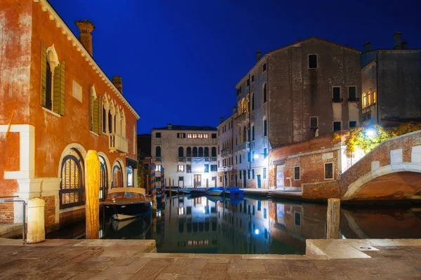 Gran Canal y coloridos edificios por la noche. Venecia, Italia. pict — Foto de Stock