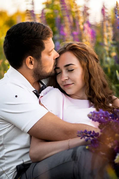 Retrato Casal Apaixonado Relaxando Campo Tremoços — Fotografia de Stock