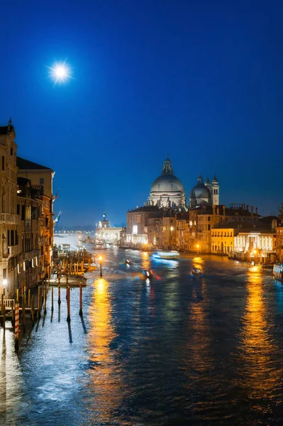 Gran Canal y Santa Maria della Salute por la noche. Venecia, Italia — Foto de Stock