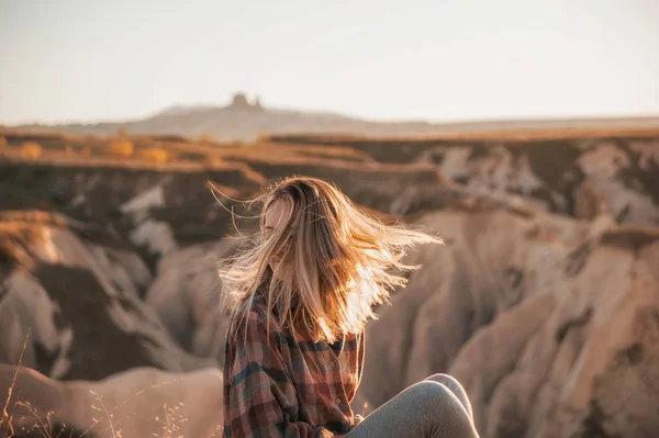 Belle voyageuse à la montagne au coucher du soleil. voyage, vie — Photo