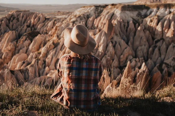 Femme voyageuse en chapeau et regardant les montagnes. voyage, vie — Photo