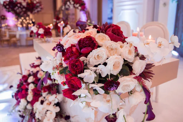 Στολίδια Γάμου Λουλούδια Και Κεριά Διακόσμηση Δεξιώσεων Εικόνα Απαλή Εστίαση — Φωτογραφία Αρχείου