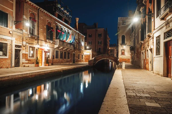 Venecia, Italia - 1 de noviembre de 2017: coloridos edificios en el viejo — Foto de Stock