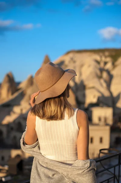 Frau mit Hut und Blick auf die Berge. Reisen, Lebensstil — Stockfoto