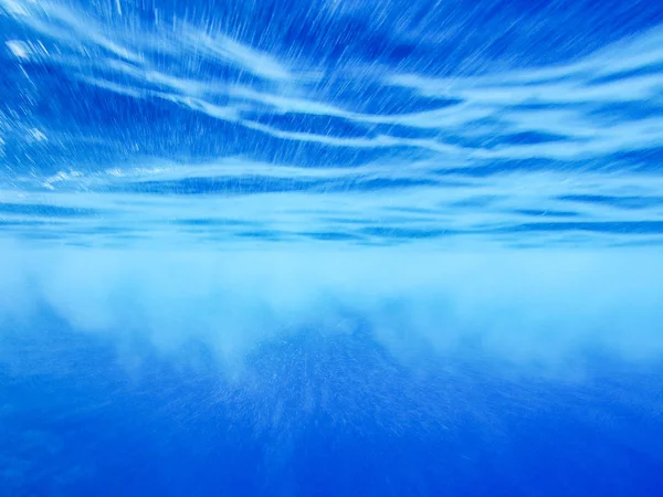 Bolle d'aria salgono fuori dall'acqua. bella estate naturale  ( — Foto Stock