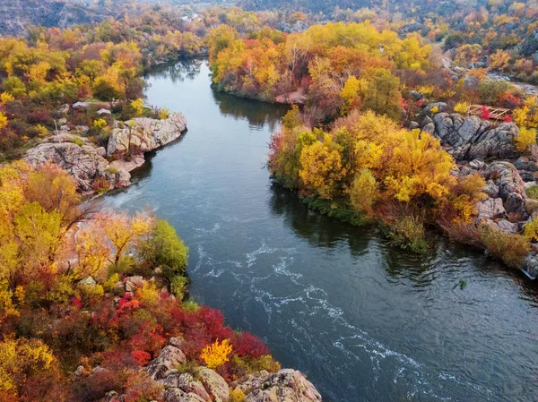 Vista aérea de drones de coloridos bosques, ríos azules y rocas. Beau. — Foto de Stock