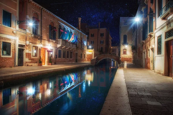 Gran Canal y antiguos edificios europeos de colores en la noche estrellada . — Foto de Stock