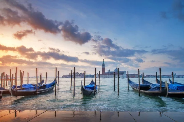 Famosas góndolas al amanecer en Venecia, Italia. foto con larga e — Foto de Stock