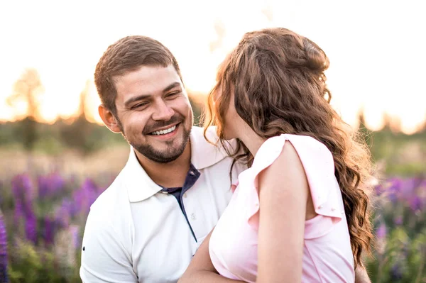 Pasangan Romantis Bahagia Berpelukan Lapangan Lupines — Stok Foto