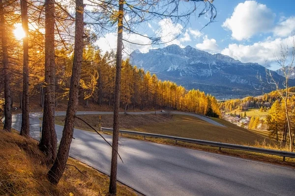 Dağlarda asfalt yol. sonbahar manzara. Dolomites Alpleri, Ita — Stok fotoğraf