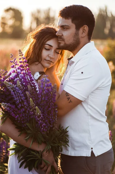 Jeune Couple Avec Bouquet Lupins Romance Dans Domaine — Photo