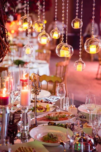 çiçeklerle düğün süslemeleri. ziyafet dekor. yumuşak odaklı resim