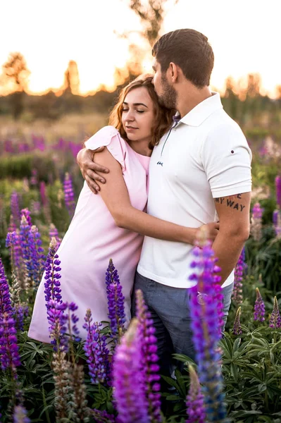 Heureux Couple Romantique Étreignant Dans Domaine Des Lupins — Photo