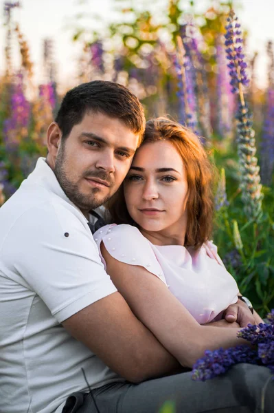 Retrato Casal Apaixonado Relaxando Campo Tremoços — Fotografia de Stock