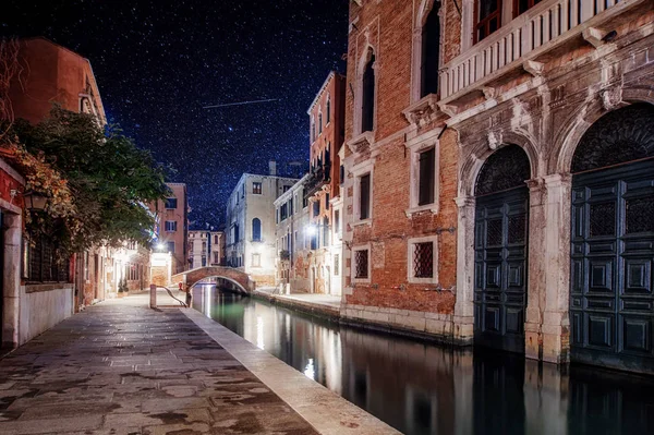 Gran Canal y antiguos edificios europeos de colores en la noche estrellada . — Foto de Stock