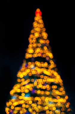 siyah arka plan üzerinde bulanık Noel ağacı