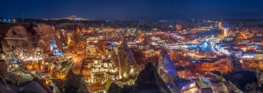 Güzel panoramik manzara Göreme, Kapadokya, Türkiye gece. Fa