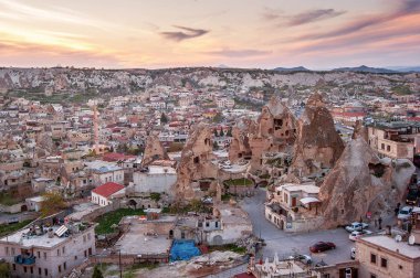 Göreme, Kapadokya, Türkiye gün batımında. Balon f ünlü merkezi