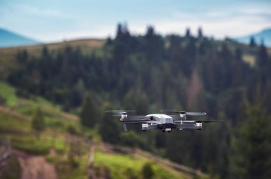 dağda uçan dijital kamera ile drone quadcopter