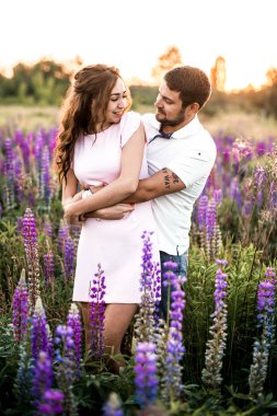 Lupines alanında sarılma Mutlu romantik çift
