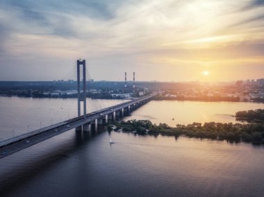 gün batımında köprünün arial drone görünümü (gün doğumu)