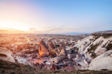 Göreme, Kapadokya, Türkiye gün batımında. Balon f ünlü merkezi