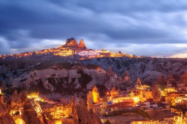 ufukta Göreme ve Uçhisar gece görünümü, Kapadokya, Türkiye.