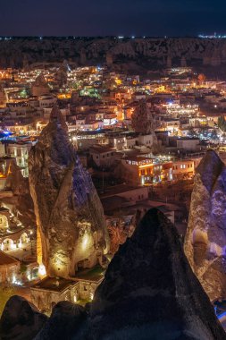 Güzel manzara Göreme, Kapadokya, Türkiye gece. Ünlü cente