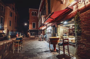 Venedik, İtalya - 1 Kasım 2017: eski renkli binalar 