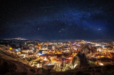 Güzel manzara Göreme, Kapadokya, Türkiye gece. Ünlü cente