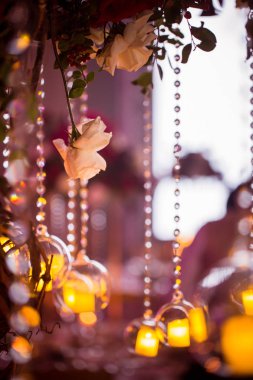 çiçeklerle düğün süslemeleri. ziyafet dekor. yumuşak odaklı resim