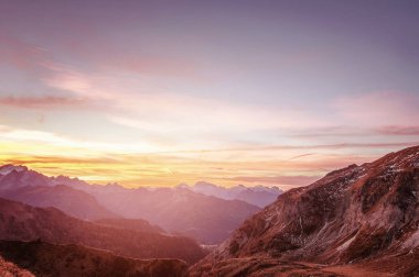 dağlarda güzel gün batımı. Dolomites Alpleri, İtalya
