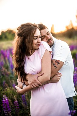Lupines alanında sarılma Mutlu romantik çift