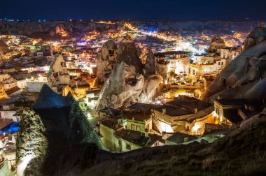Güzel manzara Göreme, Kapadokya, Türkiye gece. Ünlü cente