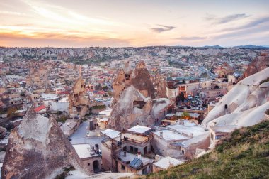 Göreme, Kapadokya, Türkiye gün batımında. Balon f ünlü merkezi