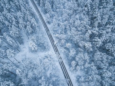 Mounta'da kış yolunun havadan görünümü ve ormanın yanından geçen arabalar